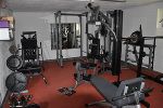 Foto vom Fitnessraum mit diversen Trainingsgeräten