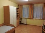 Foto von großem Zimmer mit 2 Fenstern, Schreibtisch, Schrank und Bett